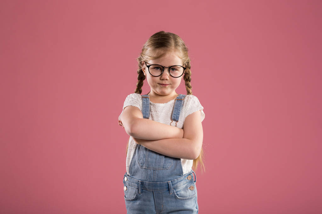 Giovane ragazza in occhiali in piedi con le braccia incrociate
 - Foto, immagini