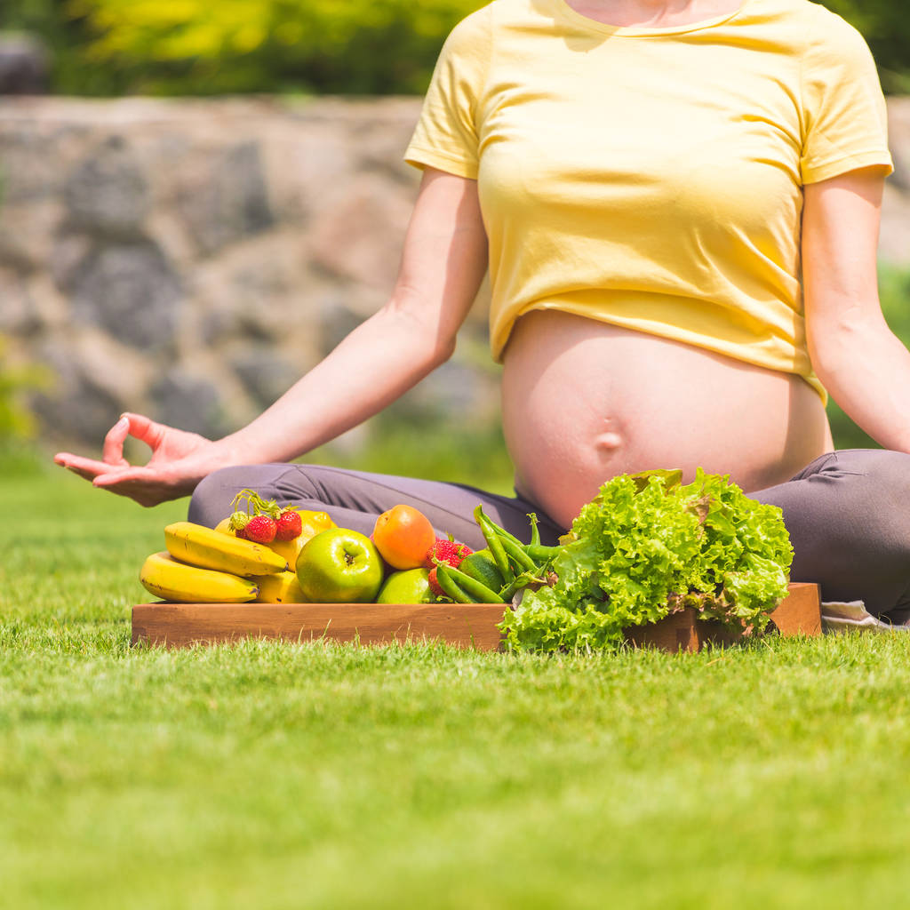 Schwangere praktiziert Meditation und Entspannung in der Natur - Foto, Bild