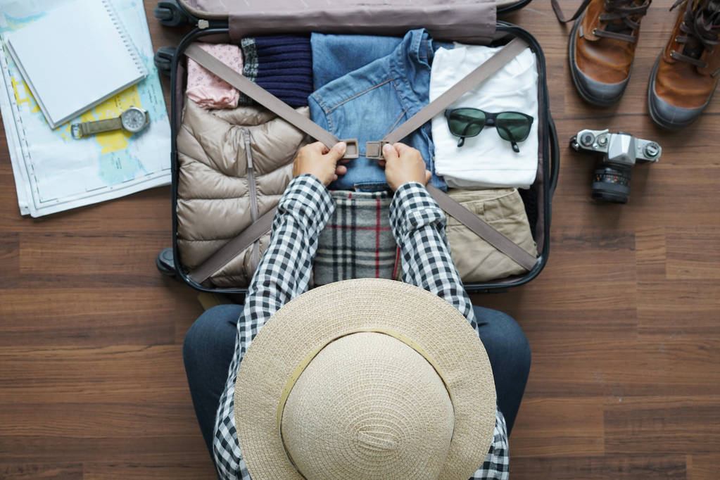  Havai görünümü vaca planlama sırt çantası ve yolcu kadın planı - Fotoğraf, Görsel
