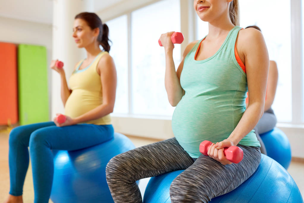 těhotné ženy trénink s míčky cvičení v tělocvičně - Fotografie, Obrázek