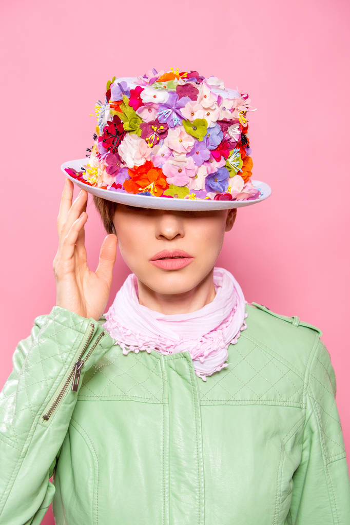 Mode portret van een jonge vrouw vrouw dragen van stijlvolle accessoires. Verborgen ogen met florale hoed. Vrouwelijke mode, schoonheid en reclame. afbeelding van de verticale - Foto, afbeelding
