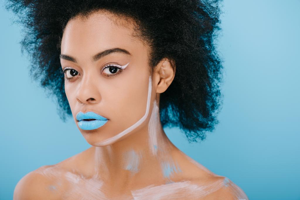 jovem atraente com maquiagem criativa e penteado afro isolado em azul
 - Foto, Imagem
