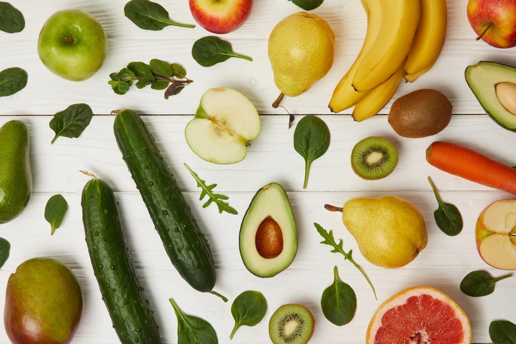 ahşap arka plan üzerinde renkli meyve ve sebzelerin Üstten Görünüm  - Fotoğraf, Görsel