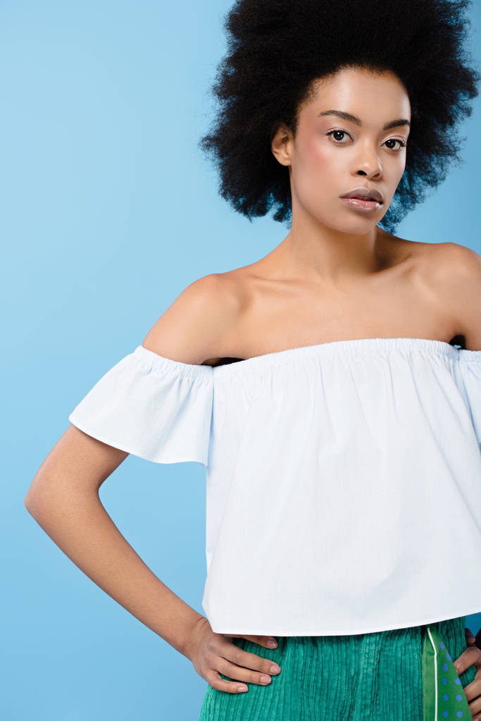 africaine américaine femme à la mode off-the-shoulder top isolé sur bleu
 - Photo, image