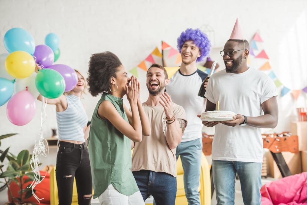 Ευτυχισμένος νέους άνδρες και γυναίκα γιορτάζει με τούρτα γενεθλίων για έκπληξη κόμμα - Φωτογραφία, εικόνα