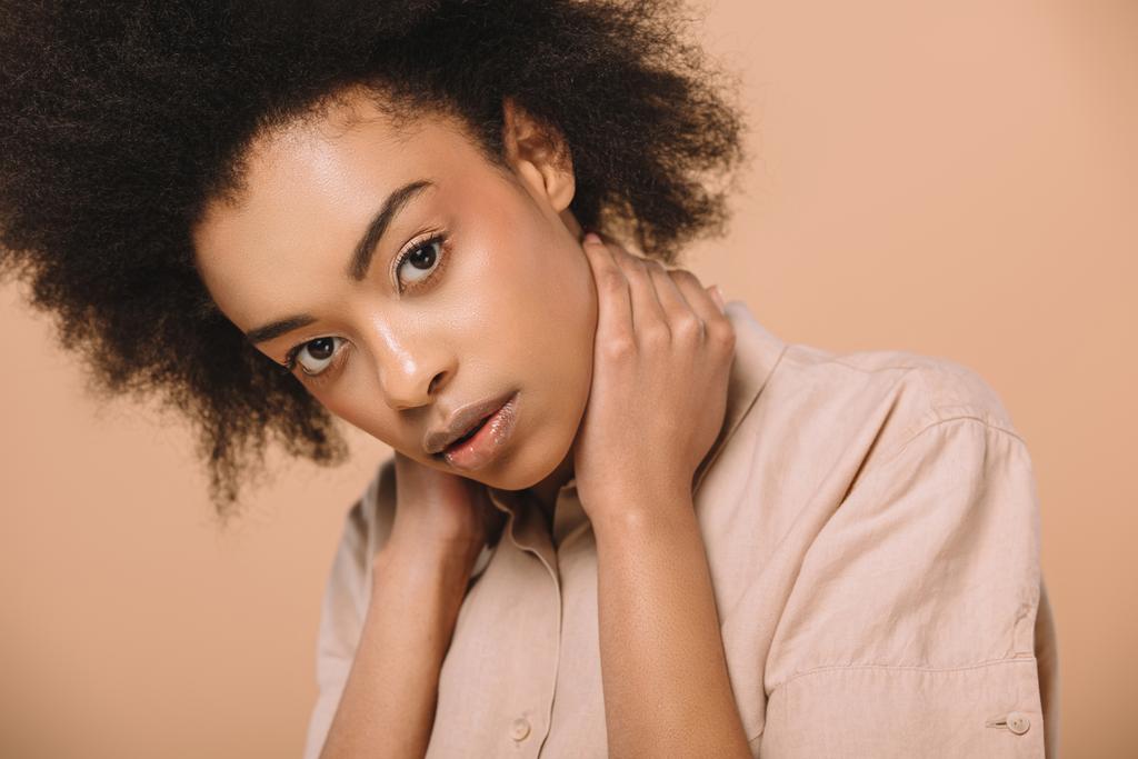 retrato de cerca de la atractiva mujer afroamericana aislada en beige
 - Foto, Imagen