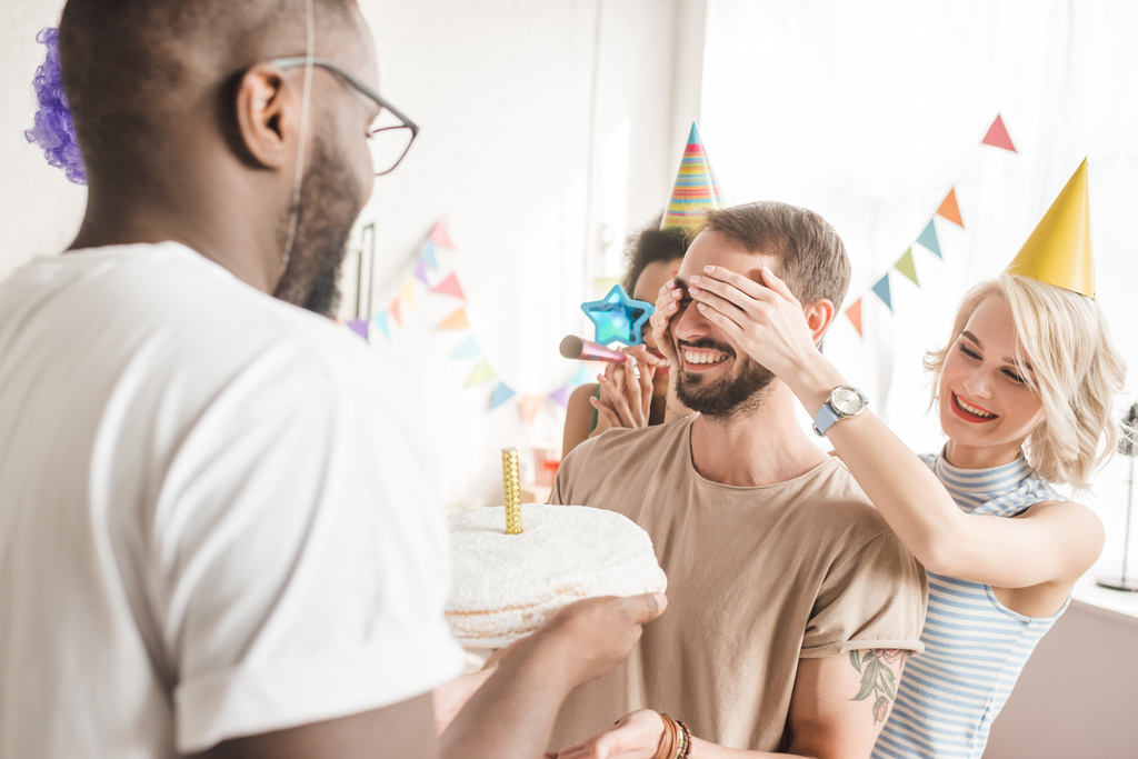 Boldog meg, amely fiatal férfi szeme és üdvözlés neki a születésnapi torta - Fotó, kép