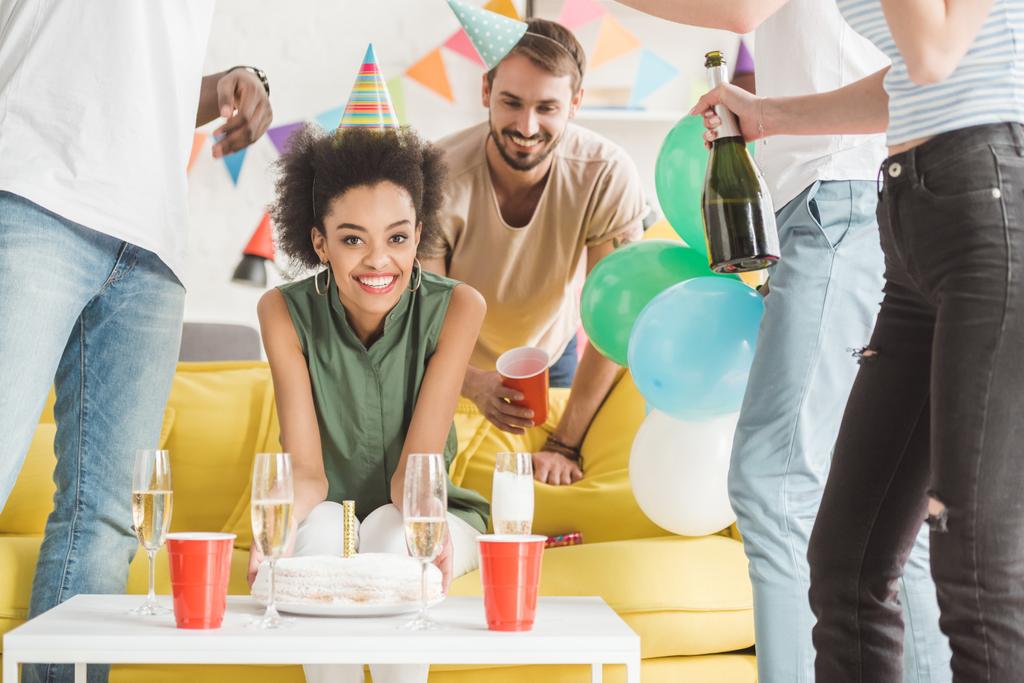 幸せな若い男性と女性がシャンパンと誕生日を祝うケーキ - 写真・画像