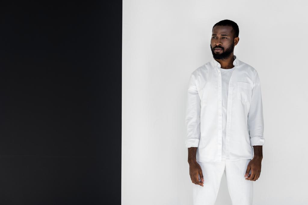 csinos afroamerikai férfi fehér elegáns ruhákat keres el - Fotó, kép
