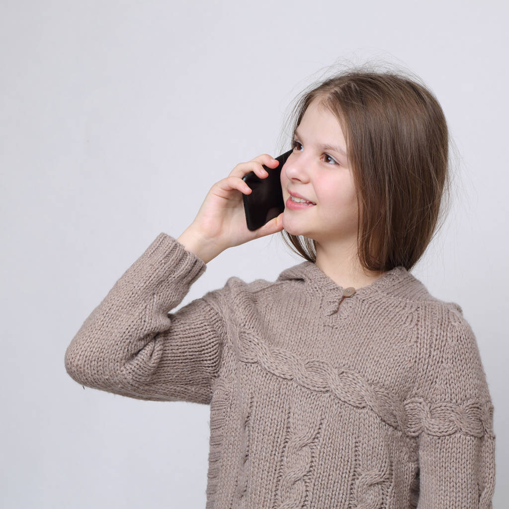 École adolescent fille tenant téléphone mobile (smartphone
) - Photo, image