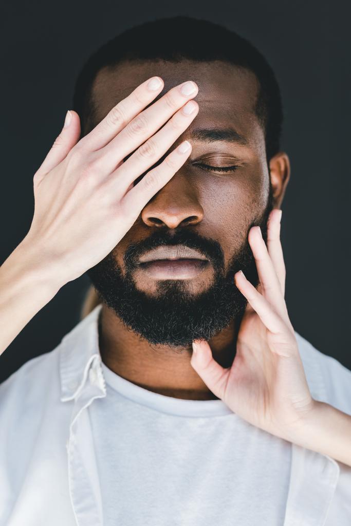 обрезанное изображение подружки закрывающей глаза африканского бойфренда, изолированные на черном
 - Фото, изображение