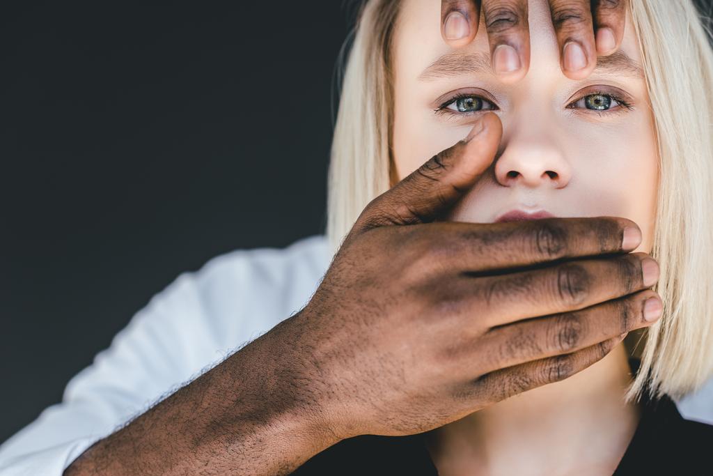 imagem recortada de Africano americano namorado fechar loira namorada boca isolada em preto
 - Foto, Imagem
