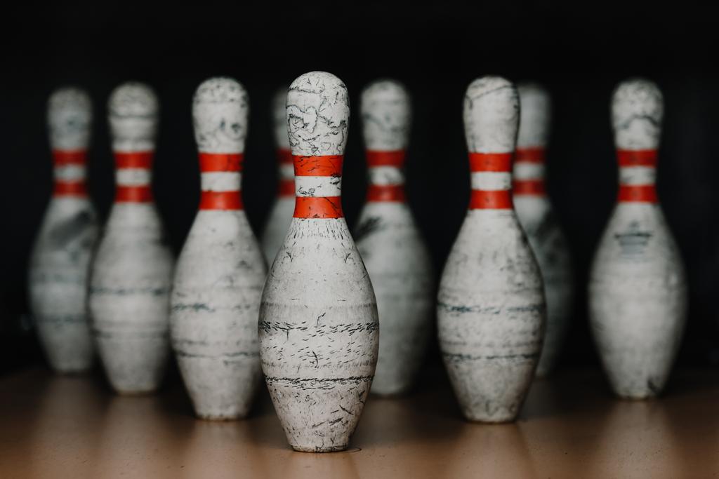 grungy bowling Pins içinde kapı siyah yakın çekim shot - Fotoğraf, Görsel