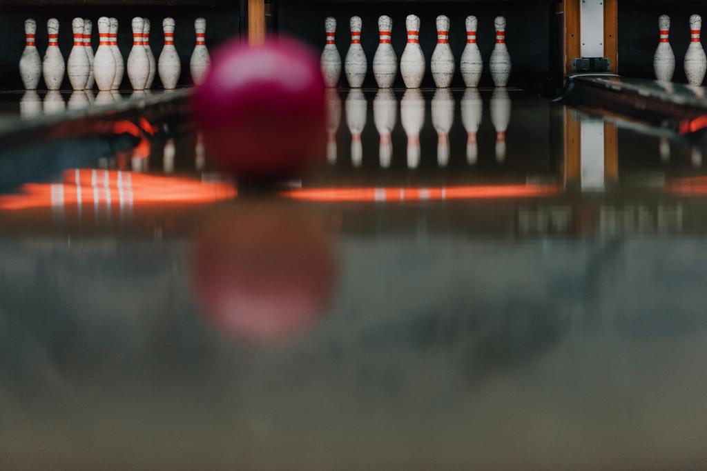 palla da bowling rossa che rotola ai perni dal vicolo
 - Foto, immagini
