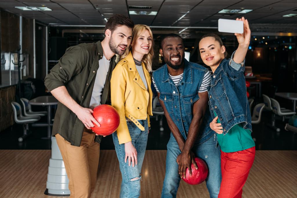 heureux jeunes amis prendre selfie ensemble au club de bowling
 - Photo, image