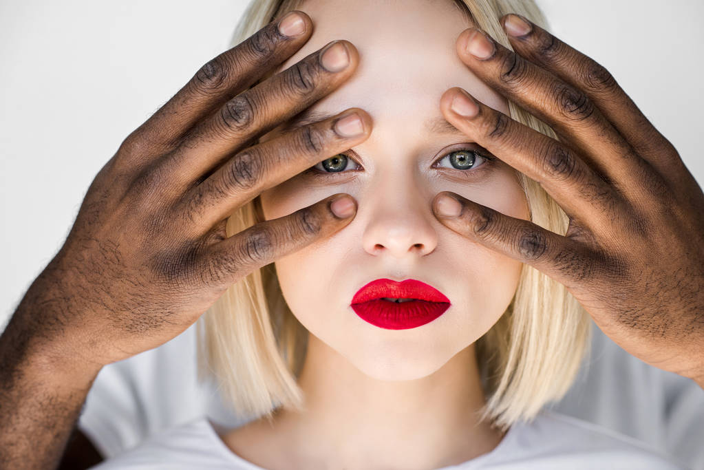 アフリカ系アメリカ人のボーイ フレンドが白で隔離ブロンドのガール フレンドの顔に触れるトリミングされた画像 - 写真・画像