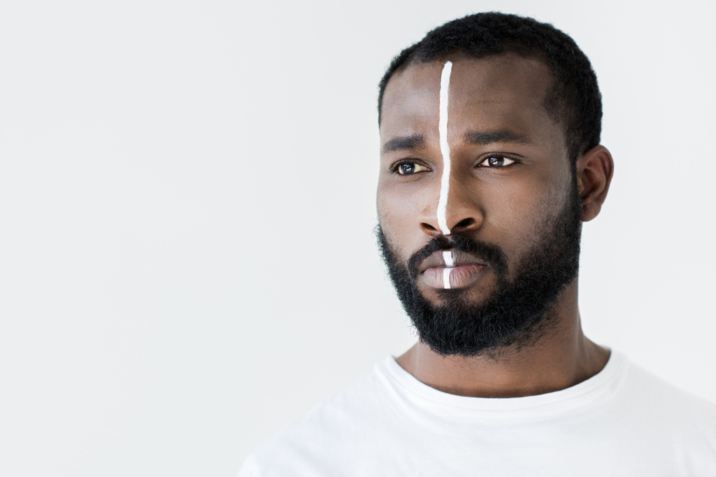 Afro-Amerikan yakışıklı beyaz izole yüzünde beyaz çizgili headshot - Fotoğraf, Görsel