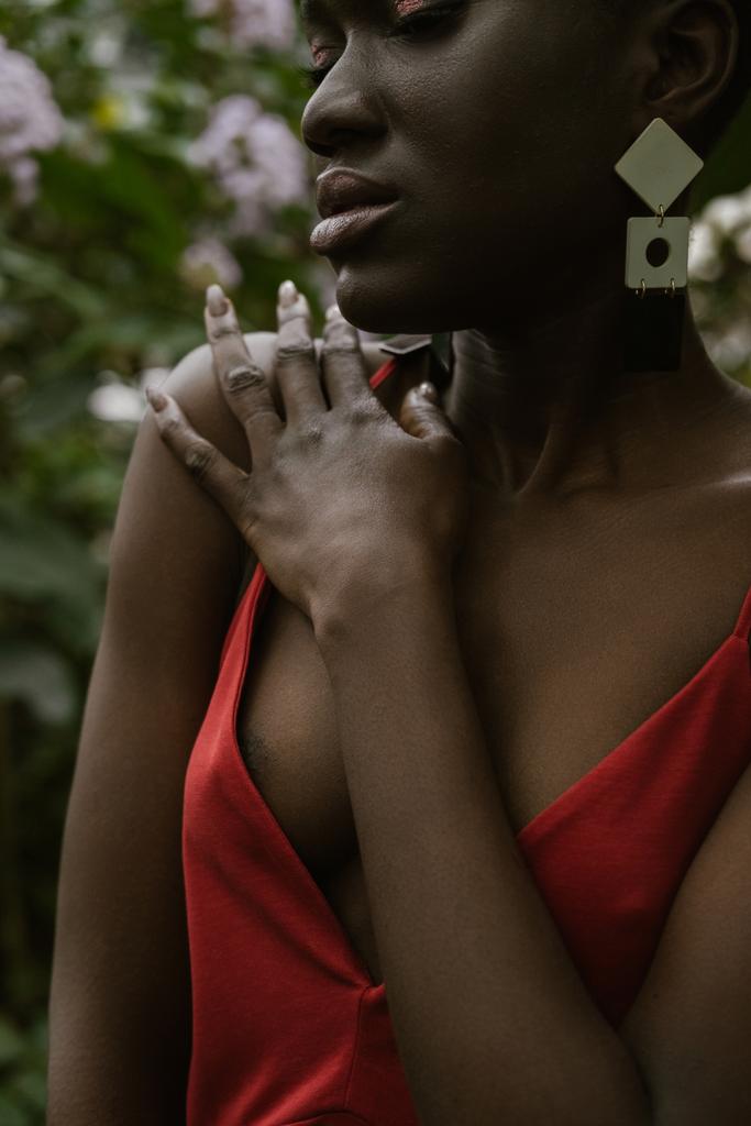 alla moda tenera donna africana americana in posa in abito rosso
 - Foto, immagini
