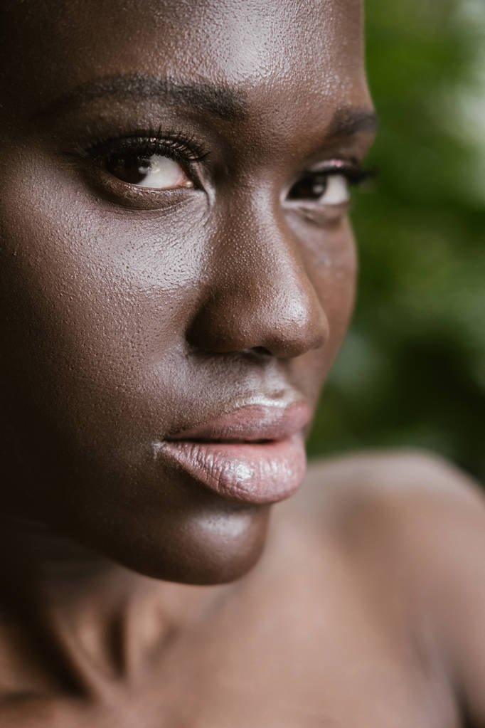 portrét krásné africké americké dívky při pohledu na fotoaparát - Fotografie, Obrázek