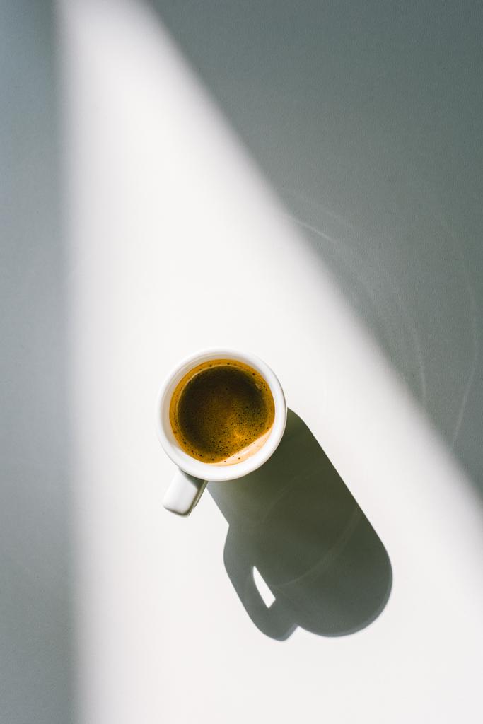 podwyższone widok smaczny kawę w białe filiżanka na białej powierzchni - Zdjęcie, obraz