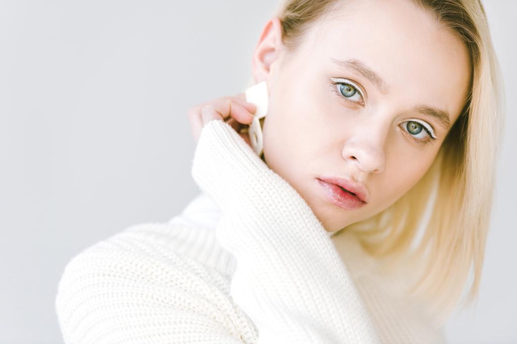 retrato de hermosa chica rubia de moda en ropa blanca mirando a la cámara aislada en blanco
 - Foto, Imagen