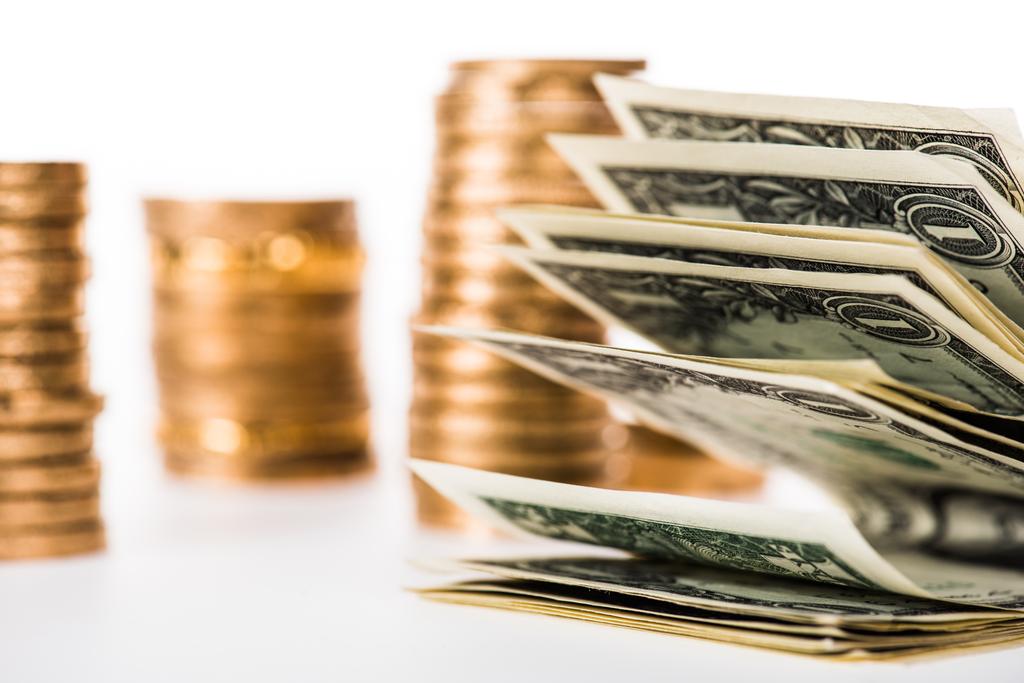 vista de cerca de billetes de dólar y monedas de oro aisladas en blanco
  - Foto, imagen