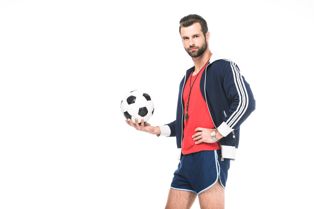 bebaarde voetbal trainer houden van de bal, geïsoleerd op wit - Foto, afbeelding
