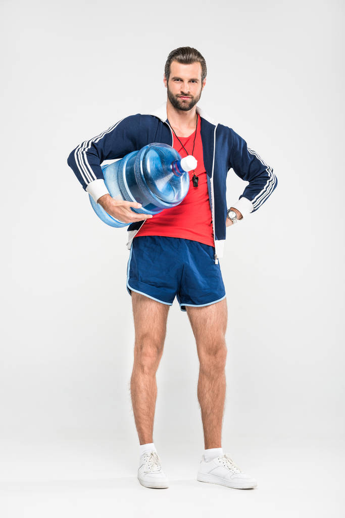 Sportlicher Trainer mit großer Wasserflasche, isoliert auf weiß  - Foto, Bild