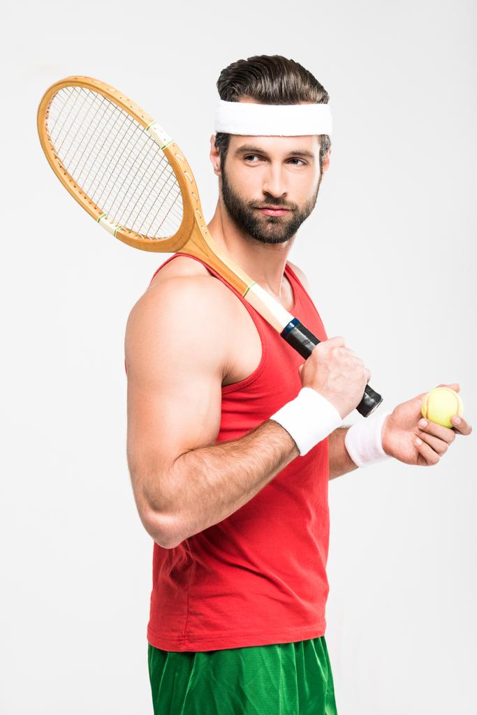 tenista musculoso sosteniendo raqueta de madera retro y pelota, aislado en blanco
   - Foto, Imagen
