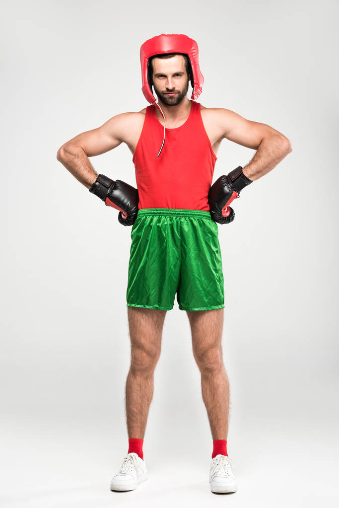 sportovec v retro přilbu a Boxerské rukavice, izolované na bílém - Fotografie, Obrázek