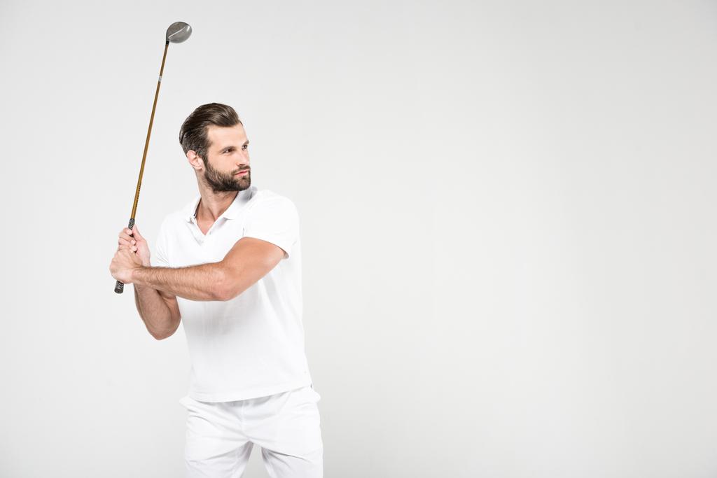 запутавшийся игрок в гольф в белой спортивной одежде с клюшкой для гольфа, изолированный на сером
 - Фото, изображение