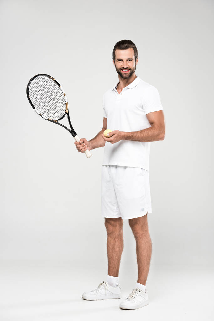 jogador de tênis masculino com bola e raquete, isolado em cinza
 - Foto, Imagem