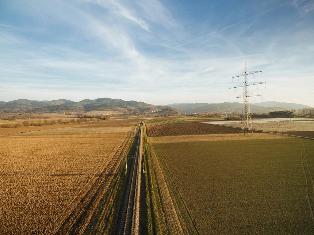 a légi felvétel a mezőgazdasági területek villamosenergia-torony, a naplemente, Európa - Fotó, kép