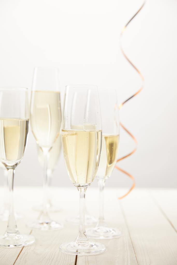 kurdele ile şampanya bardağı closeup görünümünü Beyaz ahşap masa, tatil kavramı üzerinde  - Fotoğraf, Görsel
