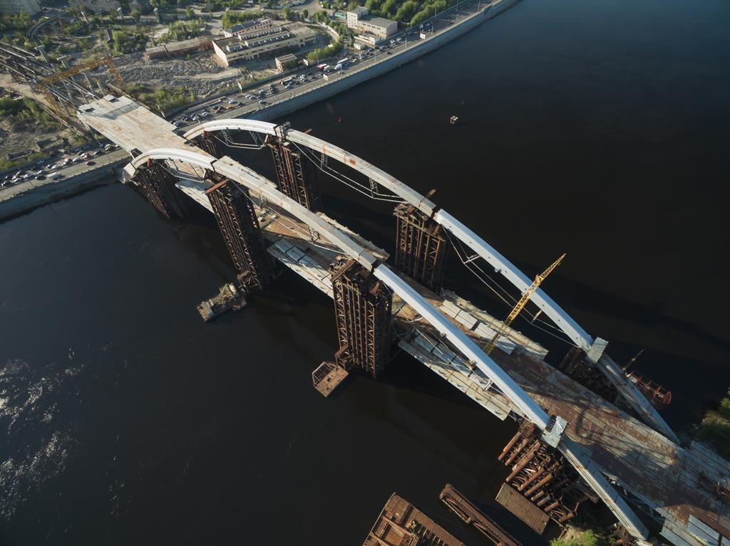 Puente inacabado
 - Foto, imagen