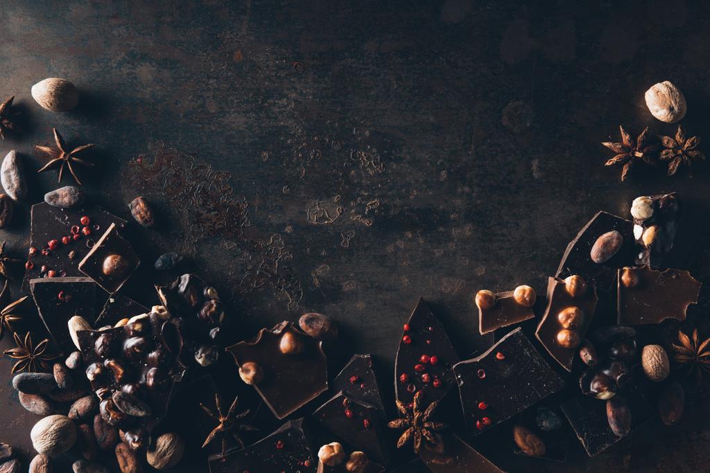 Üstten Görünüm gurme çikolata koyu yüzey üzerinde muhtelif  - Fotoğraf, Görsel