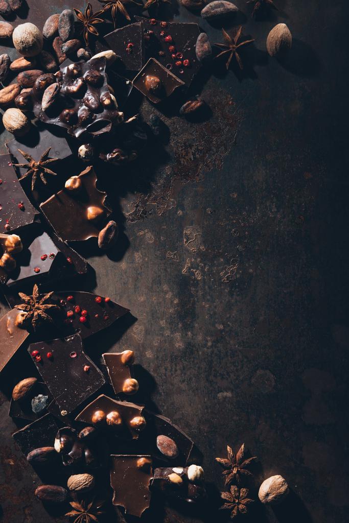 bovenaanzicht van heerlijke assorti chocolade op donkere oppervlakte  - Foto, afbeelding
