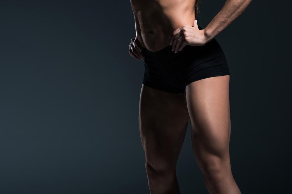vista cortada de pernas fisiculturistas do sexo feminino, isolado em cinza
 - Foto, Imagem