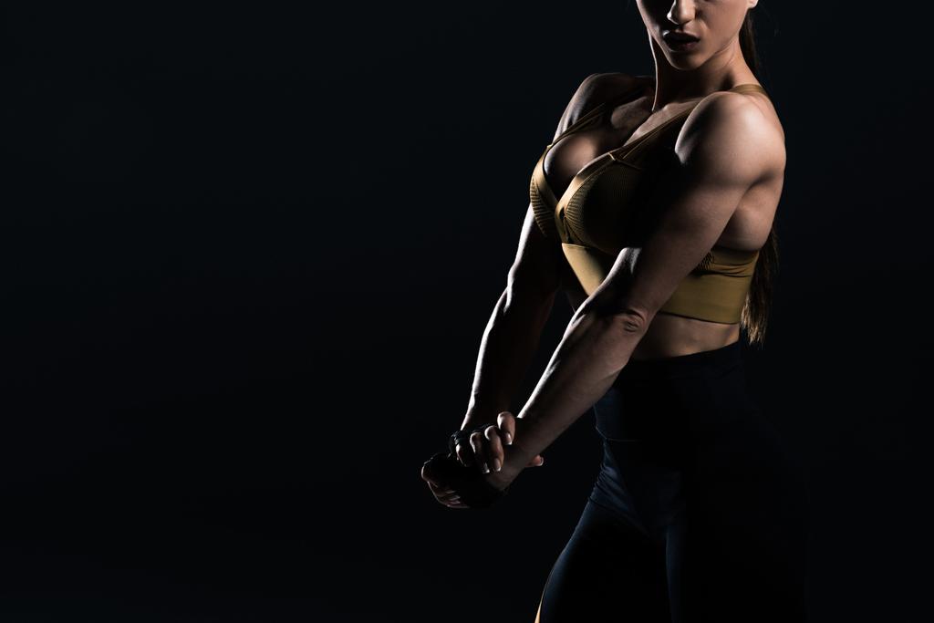 vista ritagliata di bodybuilder posa e mostrando i muscoli, isolato su nero
    - Foto, immagini