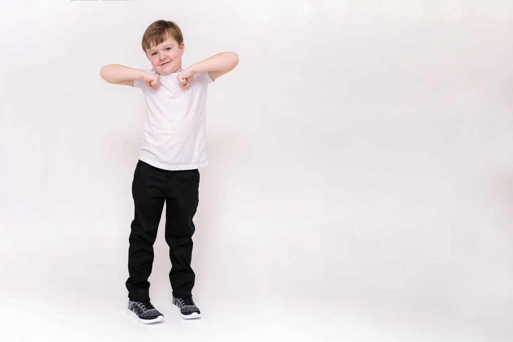 söpö poika vuotiaiden 6 vuotta näkyy valkoisella taustalla eri aiheuttaa erilaisia tunteita
 - Valokuva, kuva