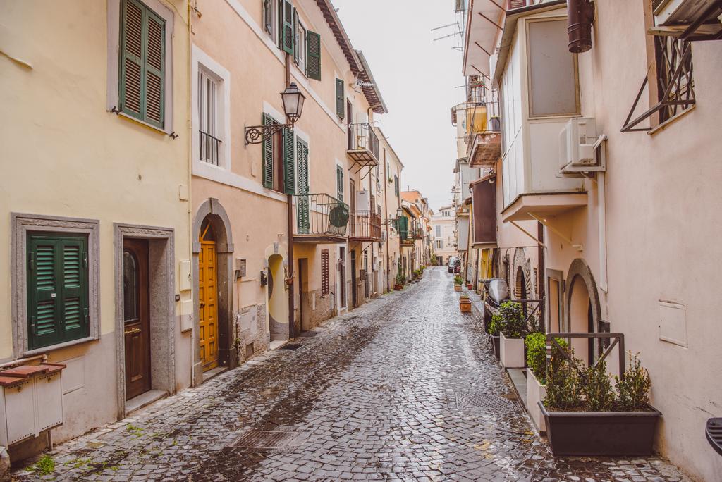 úzké ulice s budovami v Castel Gandolfo, předměstí Řím, Itálie  - Fotografie, Obrázek