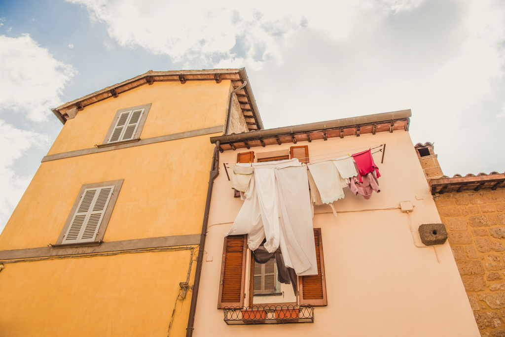matala kulma näkymä vaatteiden kuivaukseen rakennuksen ulkopuolella Orvietossa, Rooman esikaupungissa, Italiassa
  - Valokuva, kuva