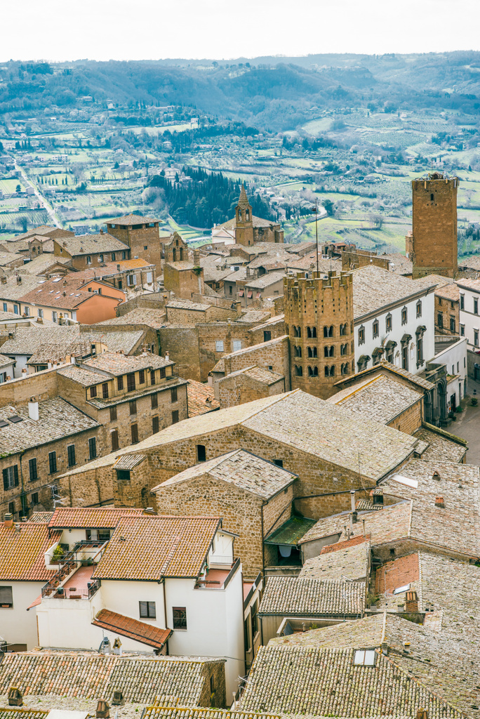 vista aérea de edifícios telhados e colinas verdes em Orvieto, subúrbio de Roma, Itália
  - Foto, Imagem