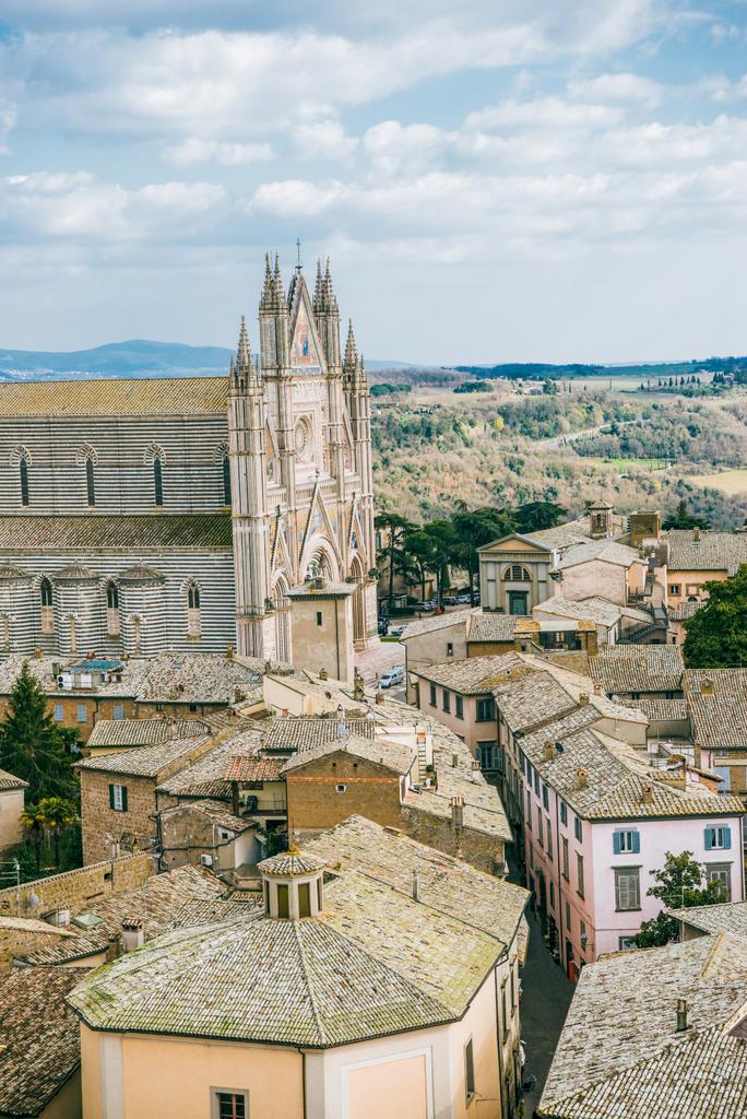 古代歴史オルヴィエート大聖堂、オルヴィエート、ローマ郊外、イタリアの建物の屋根の空撮  - 写真・画像