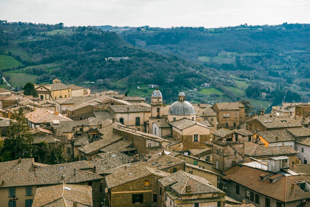 vista aérea de edifícios e igreja em Orvieto, subúrbio de Roma, Itália
  - Foto, Imagem