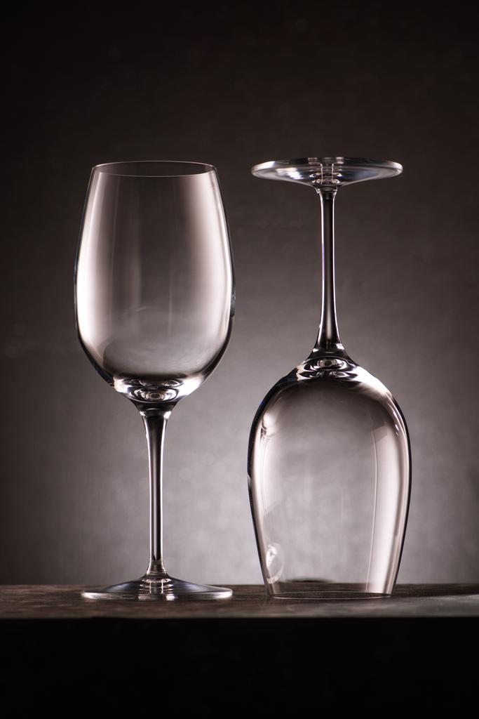 dois vinhedos vazios invertidos em preto
 - Foto, Imagem