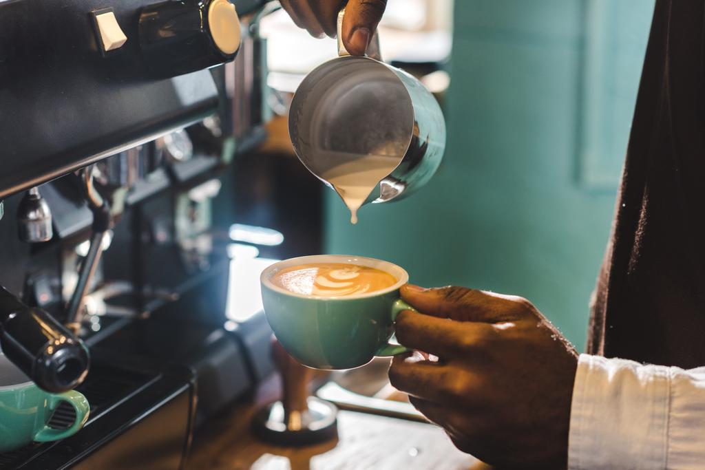 částečné prohlédnout barista Příprava cappuccina v kavárně  - Fotografie, Obrázek
