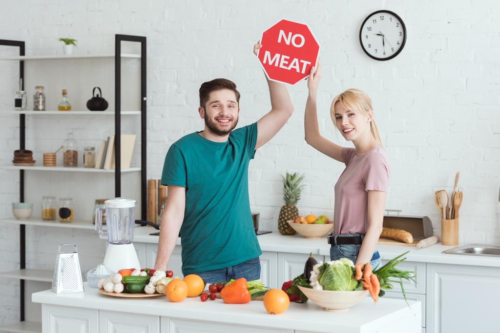 coppia di vegani che non mostrano segni di carne in cucina
 - Foto, immagini