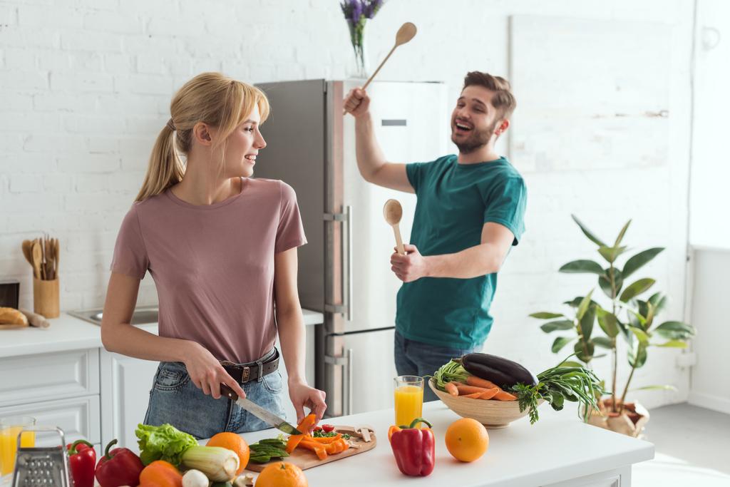 Veganer haben Spaß beim Kochen in der Küche - Foto, Bild