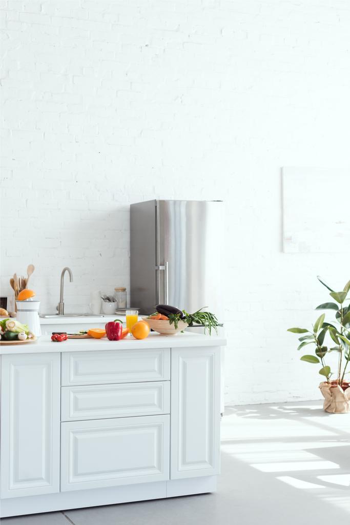 intérieur de lumière cuisine moderne avec des fruits et légumes sur le comptoir de la cuisine
 - Photo, image